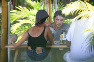 EXKLUSIV - Nick Jonas chillts mit Sarah Duque am Pool auf Hawaii