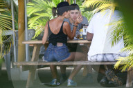 EXKLUSIV - Nick Jonas chillts mit Sarah Duque am Pool auf Hawaii