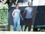 PEOPLE - Schwangere Natalie Portman mit Mann Benjamin Hand in Hand in Los Angeles unterwegs