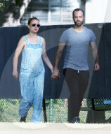 PEOPLE - Schwangere Natalie Portman mit Mann Benjamin Hand in Hand in Los Angeles unterwegs