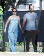 PEOPLE - Schwangere Natalie Portman mit Mann Benjamin Hand in Hand in Los Angeles unterwegs