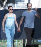 PEOPLE - Schwangere Natalie Portman mit Mann Benjamin Hand in Hand in Los Angeles unterwegs