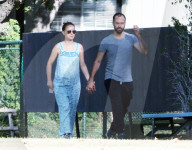 PEOPLE - Schwangere Natalie Portman mit Mann Benjamin Hand in Hand in Los Angeles unterwegs