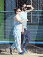 PEOPLE - Schwangere Natalie Portman mit Mann Benjamin Hand in Hand in Los Angeles unterwegs