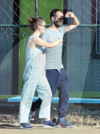 PEOPLE - Schwangere Natalie Portman mit Mann Benjamin Hand in Hand in Los Angeles unterwegs