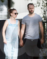 PEOPLE - Schwangere Natalie Portman mit Mann Benjamin Hand in Hand in Los Angeles unterwegs