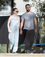 PEOPLE - Schwangere Natalie Portman mit Mann Benjamin Hand in Hand in Los Angeles unterwegs