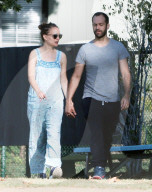 PEOPLE - Schwangere Natalie Portman mit Mann Benjamin Hand in Hand in Los Angeles unterwegs