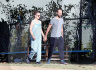 PEOPLE - Schwangere Natalie Portman mit Mann Benjamin Hand in Hand in Los Angeles unterwegs
