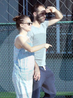 PEOPLE - Schwangere Natalie Portman mit Mann Benjamin Hand in Hand in Los Angeles unterwegs