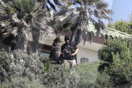 EXKLUSIV - Bodyguards bewachen Angelina Jolie's Anwesen Los Angeles