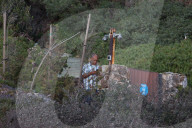 EXKLUSIV - Bodyguards bewachen Angelina Jolie's Anwesen Los Angeles