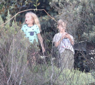 EXKLUSIV - Malibu: Die Jolie-Pitt Kinder schauen sich den Sonnenuntergang an