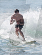 PEOPLE - Scott Eastwood stürzt sich in die Wellen von Malibu