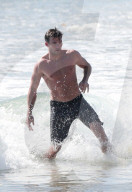 PEOPLE - Scott Eastwood stürzt sich in die Wellen von Malibu