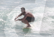 PEOPLE - Scott Eastwood stürzt sich in die Wellen von Malibu