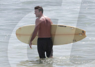 PEOPLE - Scott Eastwood stürzt sich in die Wellen von Malibu