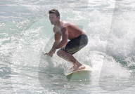 PEOPLE - Scott Eastwood stürzt sich in die Wellen von Malibu