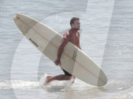PEOPLE - Scott Eastwood stürzt sich in die Wellen von Malibu