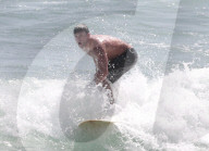 PEOPLE - Scott Eastwood stürzt sich in die Wellen von Malibu