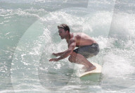 PEOPLE - Scott Eastwood stürzt sich in die Wellen von Malibu