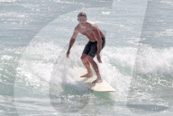 PEOPLE - Scott Eastwood stürzt sich in die Wellen von Malibu
