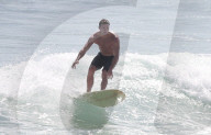 PEOPLE - Scott Eastwood stürzt sich in die Wellen von Malibu