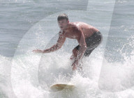PEOPLE - Scott Eastwood stürzt sich in die Wellen von Malibu