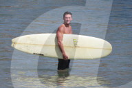 PEOPLE - Scott Eastwood stürzt sich in die Wellen von Malibu