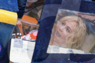 EXKLUSIV - Pixie Lott farbenfroh zu Besuch in den Slums von Rio