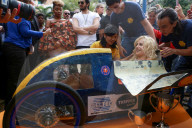 EXKLUSIV - Pixie Lott farbenfroh zu Besuch in den Slums von Rio