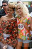 EXKLUSIV - Pixie Lott farbenfroh zu Besuch in den Slums von Rio