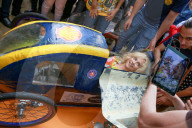 EXKLUSIV - Pixie Lott farbenfroh zu Besuch in den Slums von Rio