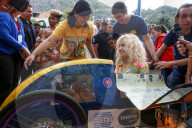 EXKLUSIV - Pixie Lott farbenfroh zu Besuch in den Slums von Rio