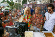 EXKLUSIV - Pixie Lott farbenfroh zu Besuch in den Slums von Rio
