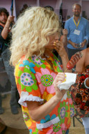 EXKLUSIV - Pixie Lott farbenfroh zu Besuch in den Slums von Rio