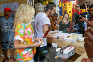 EXKLUSIV - Pixie Lott farbenfroh zu Besuch in den Slums von Rio