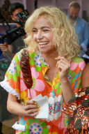 EXKLUSIV - Pixie Lott farbenfroh zu Besuch in den Slums von Rio