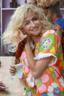 EXKLUSIV - Pixie Lott farbenfroh zu Besuch in den Slums von Rio