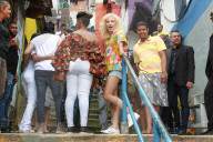 EXKLUSIV - Pixie Lott farbenfroh zu Besuch in den Slums von Rio