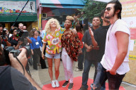 EXKLUSIV - Pixie Lott farbenfroh zu Besuch in den Slums von Rio
