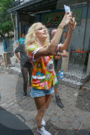 EXKLUSIV - Pixie Lott farbenfroh zu Besuch in den Slums von Rio