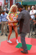 EXKLUSIV - Pixie Lott farbenfroh zu Besuch in den Slums von Rio