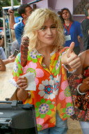 EXKLUSIV - Pixie Lott farbenfroh zu Besuch in den Slums von Rio