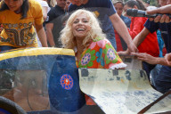 EXKLUSIV - Pixie Lott farbenfroh zu Besuch in den Slums von Rio