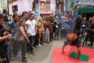EXKLUSIV - Pixie Lott farbenfroh zu Besuch in den Slums von Rio