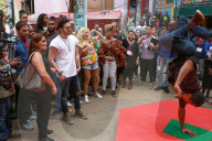 EXKLUSIV - Pixie Lott farbenfroh zu Besuch in den Slums von Rio
