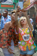 EXKLUSIV - Pixie Lott farbenfroh zu Besuch in den Slums von Rio