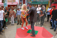EXKLUSIV - Pixie Lott farbenfroh zu Besuch in den Slums von Rio