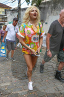 EXKLUSIV - Pixie Lott farbenfroh zu Besuch in den Slums von Rio